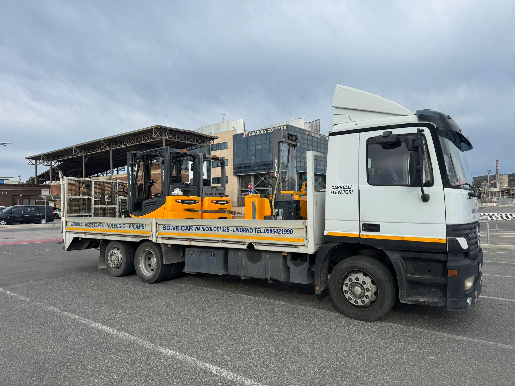 carrelli elevatori in consegna per noleggio e assistenza all'Isola d'Elba