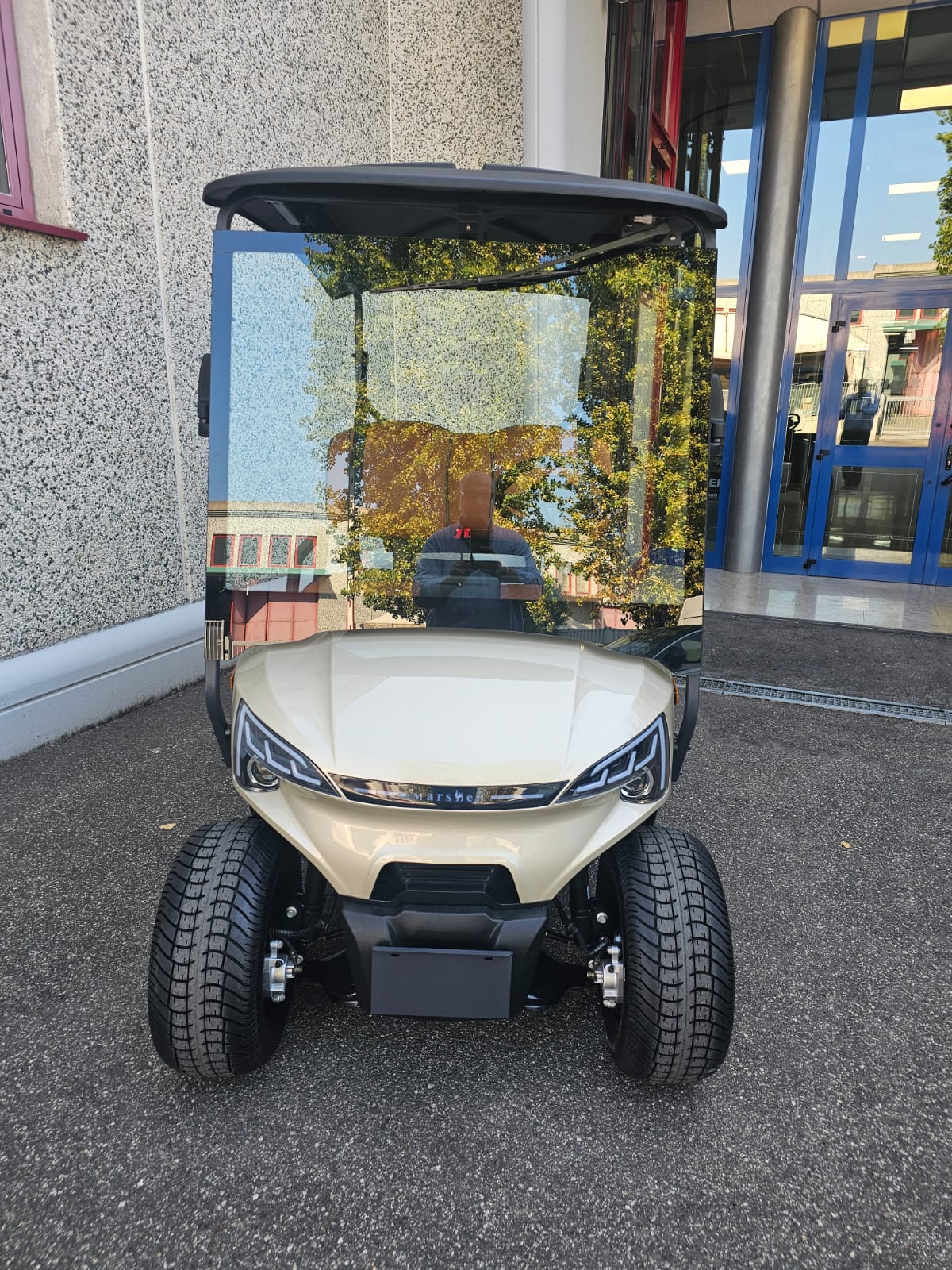 Vista frontale nuova golf cart